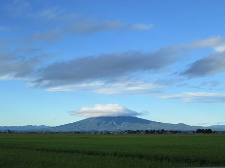 帽子をかぶった岩木山